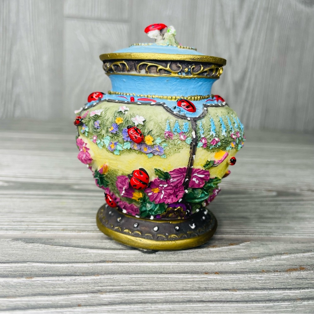 Vintage Flying 3D lady bug spring Floral Lidded Trinket Box music box stash box